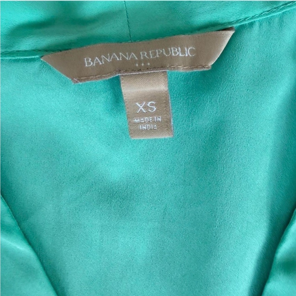 Banana Republic Turquoise Sleeveless V-Neck Shell - Picture 5 of 5
